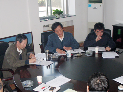 中心主任郭际带头进行自我剖析