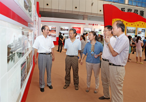 参观展览的部分中层干部和党支部书记